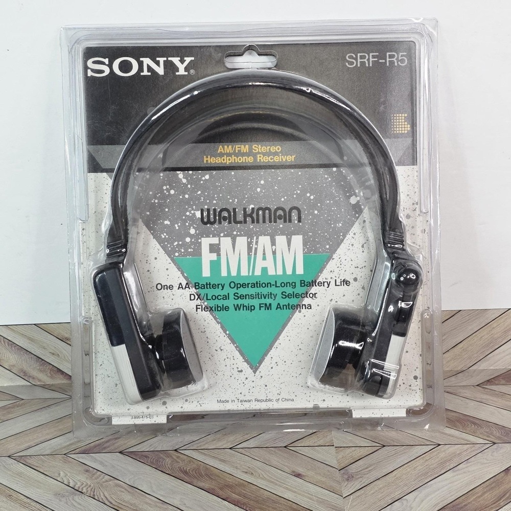 New OLD stock Vintage Sony Walkman FM/AM Mega Bass SFR -R5 Packaging Damaged